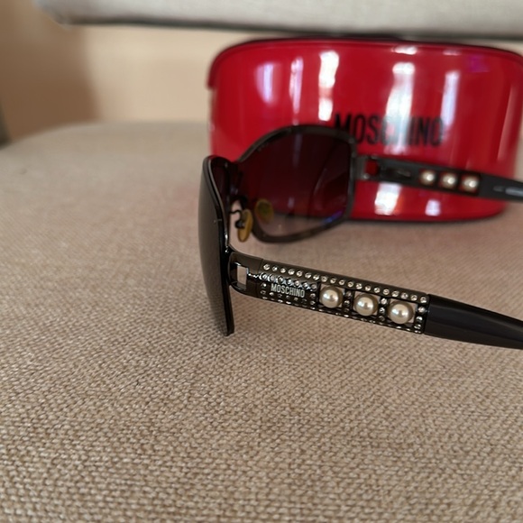 Authentic Moschino pearl trim black sunglasses. Gently used. - Picture 6 of 7